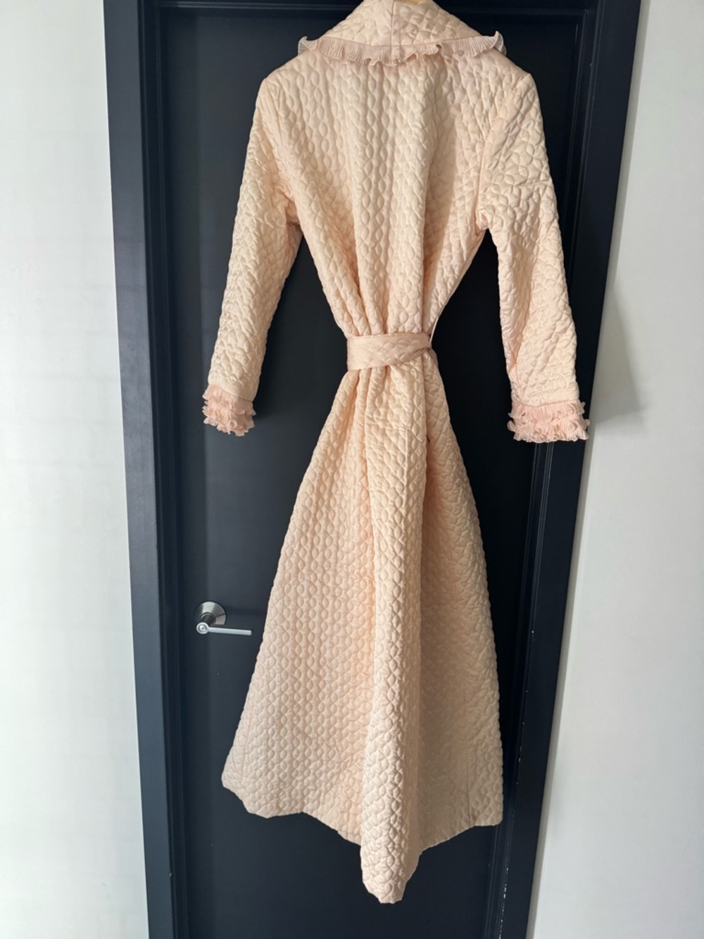 Dior vintage Quilted Light Pink Robe with Ruffled Trim - Picture 4 of 7